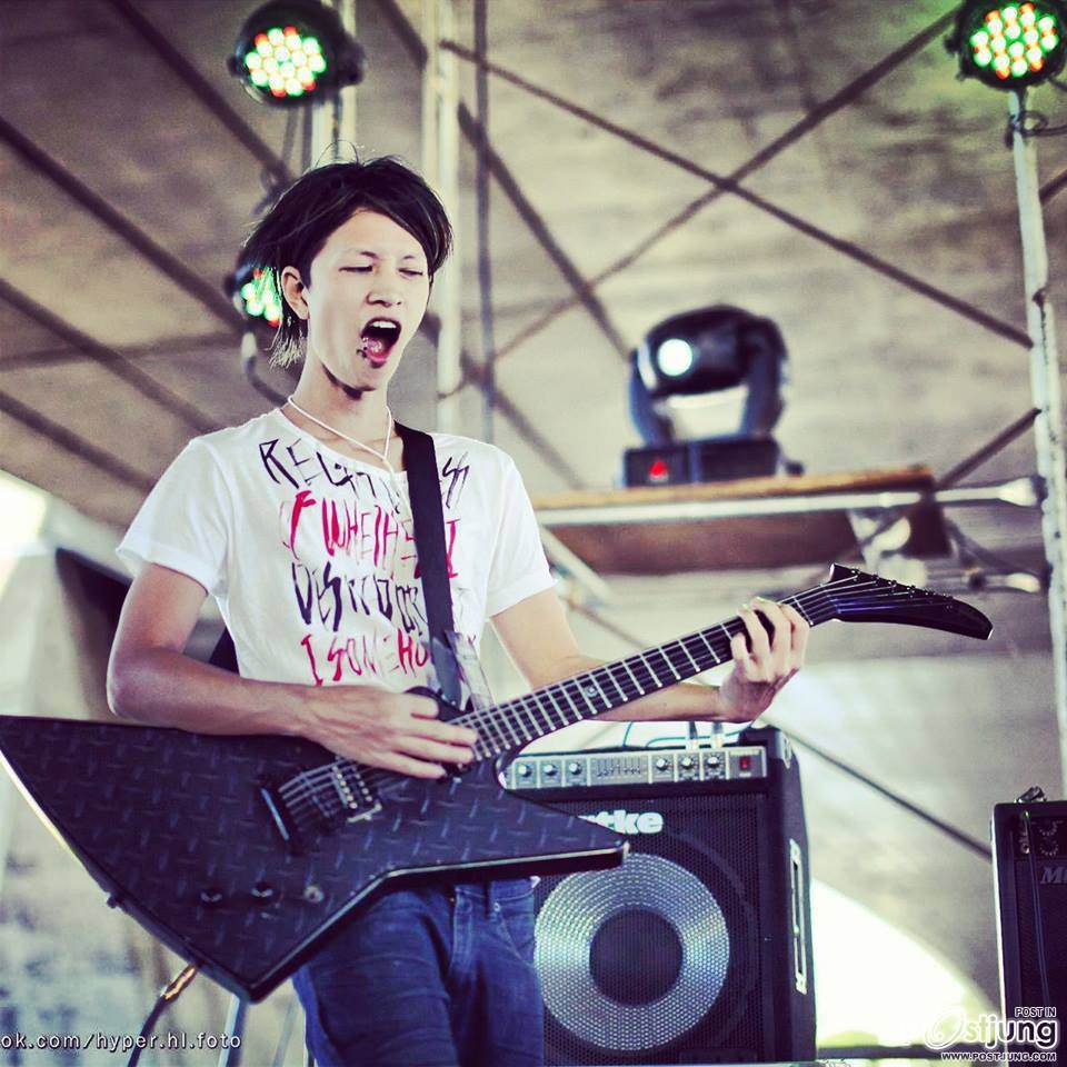 มือกีต้าร์สุดหล่อ น่ารัก จากวง เอทฟลอร์ "8thfloor"