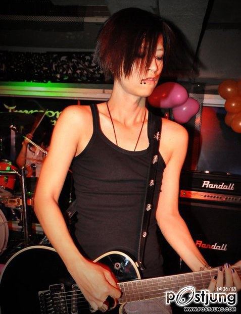 มือกีต้าร์สุดหล่อ น่ารัก จากวง เอทฟลอร์ "8thfloor"