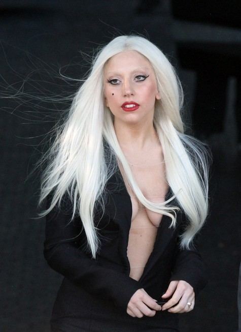Lady gaga ในลุคสาวผมบลอนด์เรียบๆธรรมดา แต่สวยสุดๆ ใม่อยากจะเชื่อ""???