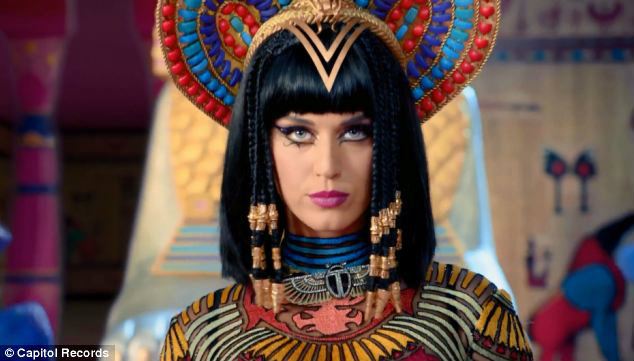 มุสลิมไม่ปลื้ม เคที เพอร์รี ใช้สัญลักษณ์พระอัลเลาะห์ประกอบเอ็มวี Dark Horse