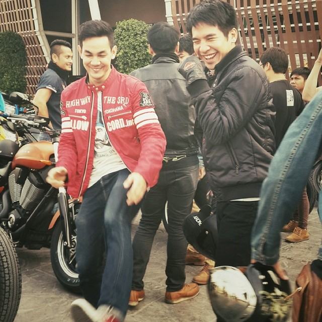 เห็นหนุ่มโป๊ปถอดเสื้อไปแล้วเมื่อวาน วันนี้มาดูหนุ่มโป๊ป ในมาดหนุ่มนักบิดฮาเล่ย์ โคตรเท่ห์เลยจ้า!!