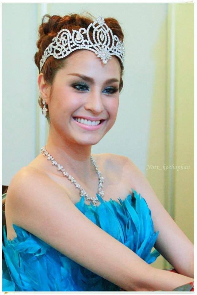 "ขวัญ อุษามณี" เดินแบบพร้อมมงกุฎคุณพลอยไพลิน @งานแสดงสินค้าอัญมณีและเครื่องประดับ ครั้งที่ 53