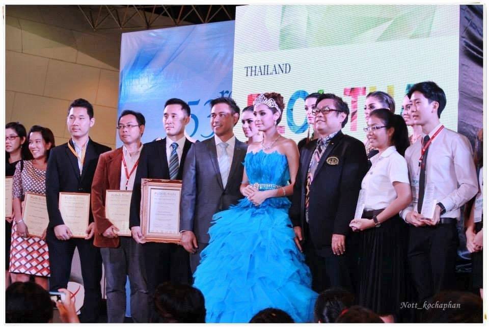 "ขวัญ อุษามณี" เดินแบบพร้อมมงกุฎคุณพลอยไพลิน @งานแสดงสินค้าอัญมณีและเครื่องประดับ ครั้งที่ 53