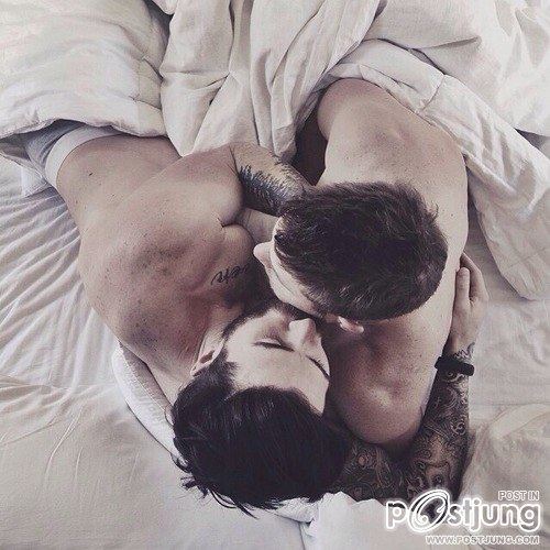 ผู้ชายกอดกัน