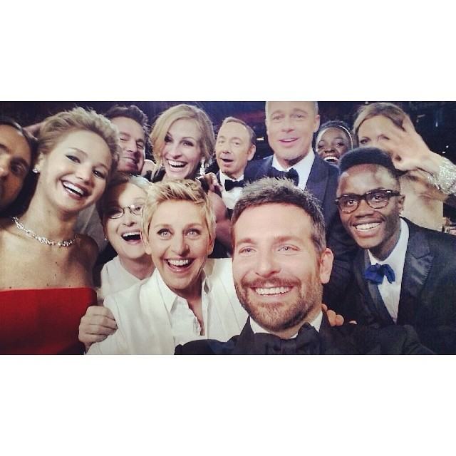 ภาพแห่งปี Ellenแชะภาพในงานออสการ์ร่วมกับดาราชื่อดังด้วยกล้องหน้าซัมซุงโน๊ต3จนถูก retweetนับล้านครั้ง