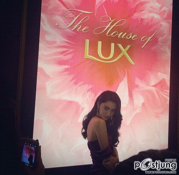 มาแล้ว นางเอกซุปเปอร์สตาร์ 1,000 ล้าน ใหม่ ดาวิกา เฉิดฉายอย่างสวยงาม