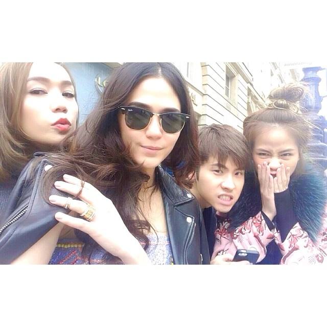 นี่มันดารา Hollywood ชัดๆ "ชมพู่ อารยา" โดนกองทับช่างภาพและ" นักข่าวต่างชาติ "มุงแช๊ะภาพที่" ปารีส "