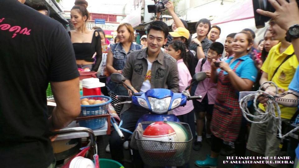 เก็บตกภาพ รายการคันปาก พาเติ้ล นำทีมหางเครื่อง บุกตลาด