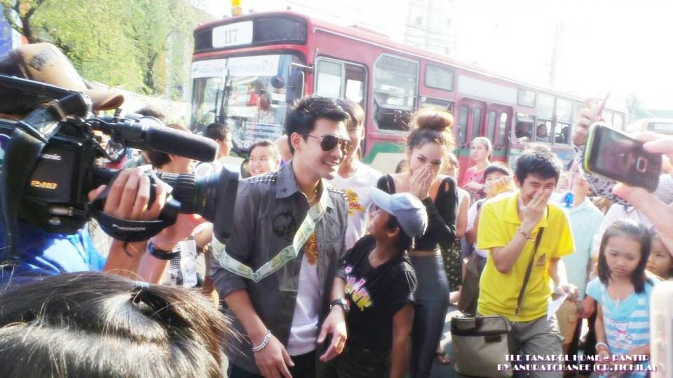 เก็บตกภาพ รายการคันปาก พาเติ้ล นำทีมหางเครื่อง บุกตลาด