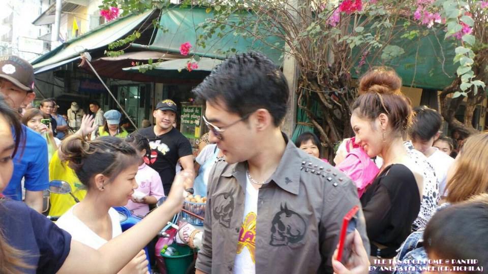 เก็บตกภาพ รายการคันปาก พาเติ้ล นำทีมหางเครื่อง บุกตลาด