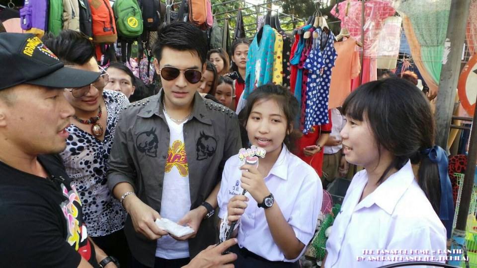 เก็บตกภาพ รายการคันปาก พาเติ้ล นำทีมหางเครื่อง บุกตลาด