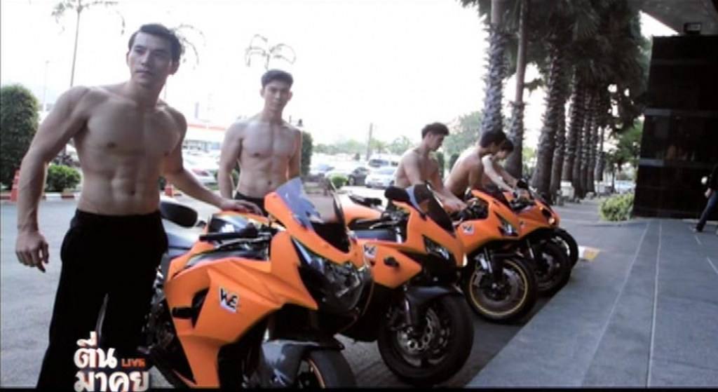 หมุ่มๆเขามาเฮ็ดหยังกัน เป็นตาแชบ