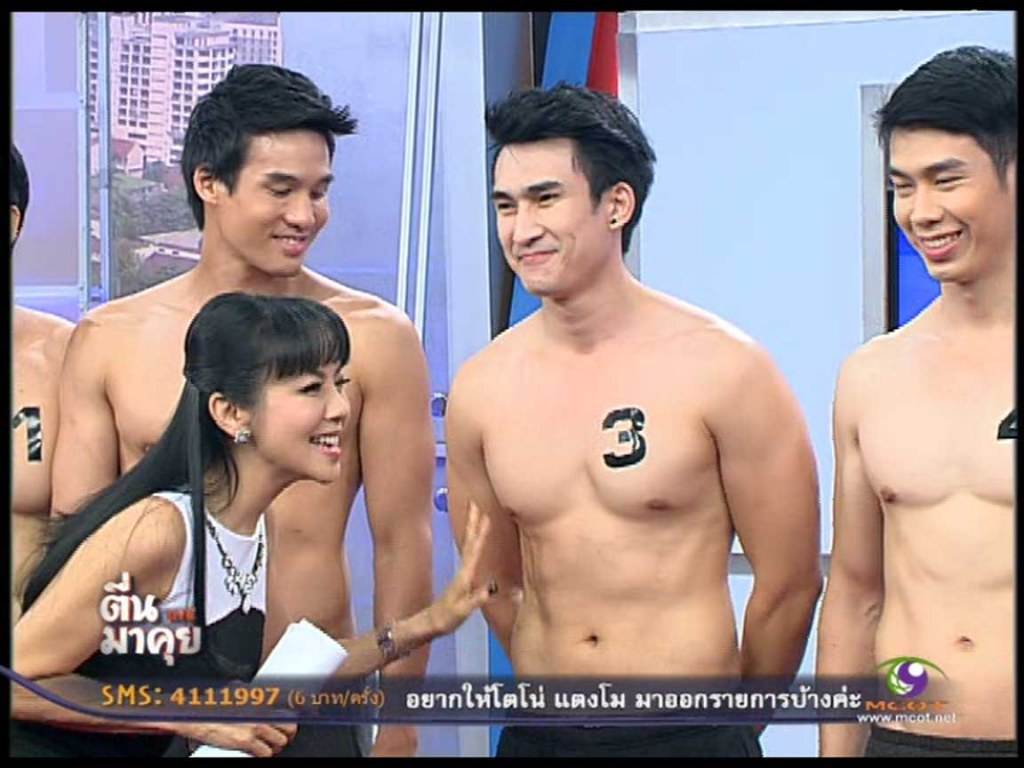 หมุ่มๆเขามาเฮ็ดหยังกัน เป็นตาแชบ