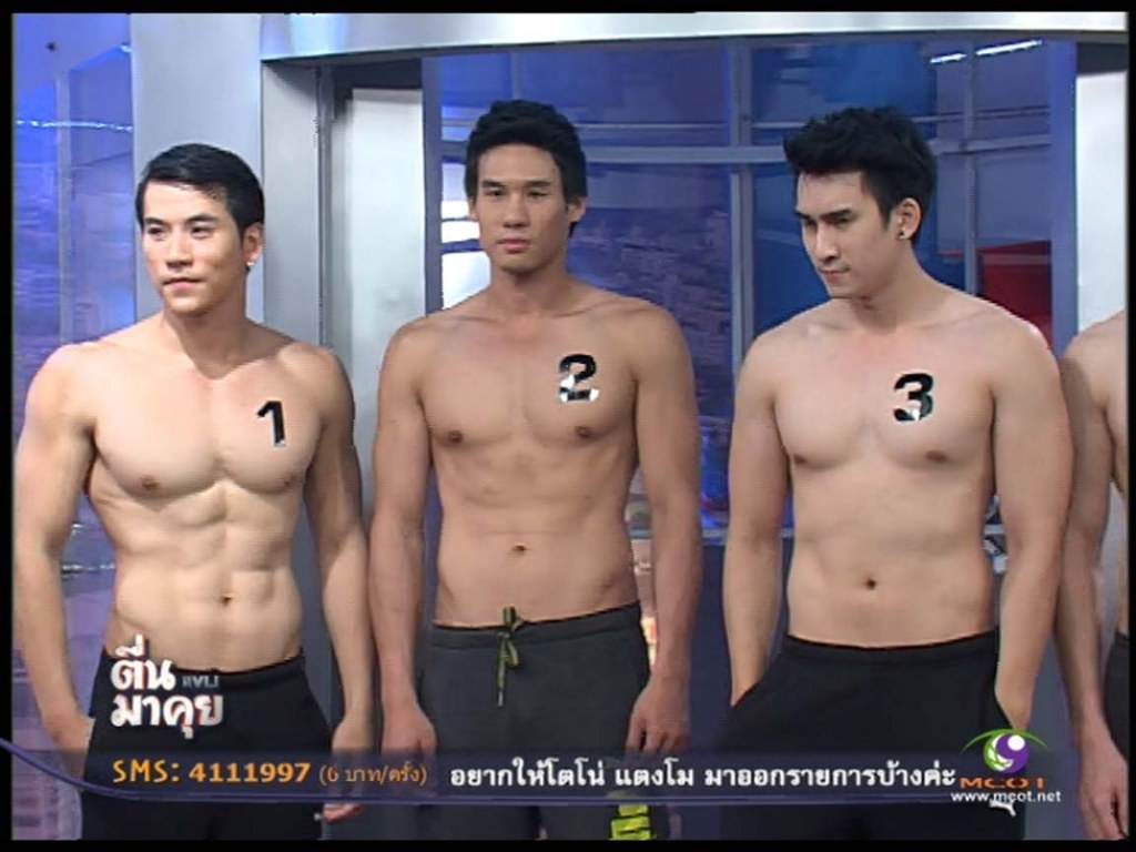 หมุ่มๆเขามาเฮ็ดหยังกัน เป็นตาแชบ