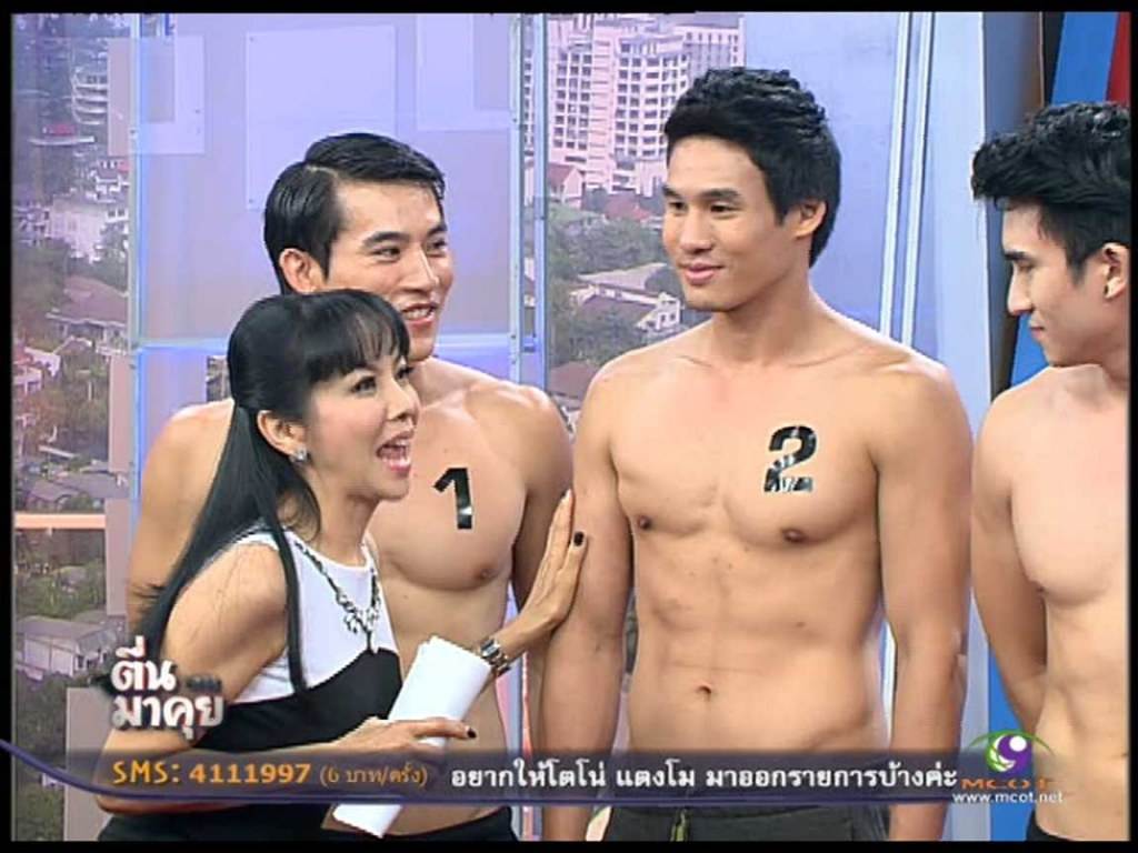 หมุ่มๆเขามาเฮ็ดหยังกัน เป็นตาแชบ