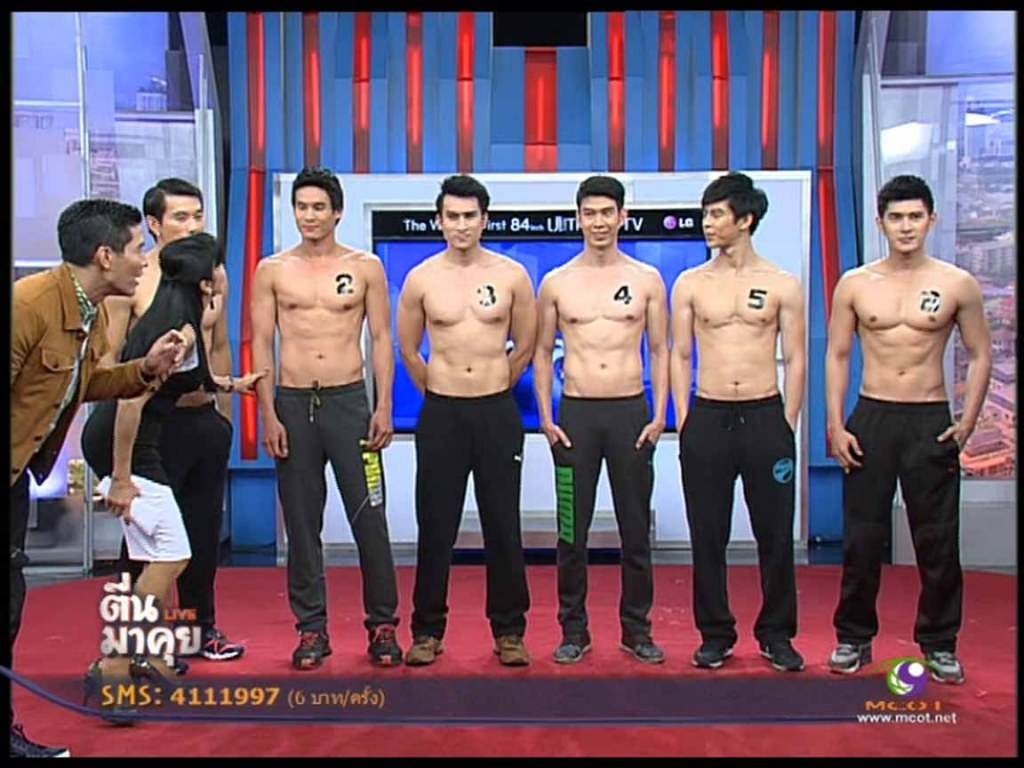 หมุ่มๆเขามาเฮ็ดหยังกัน เป็นตาแชบ