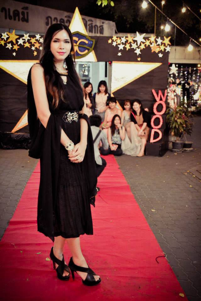 สาวสองศิลปากรทับแก้ว