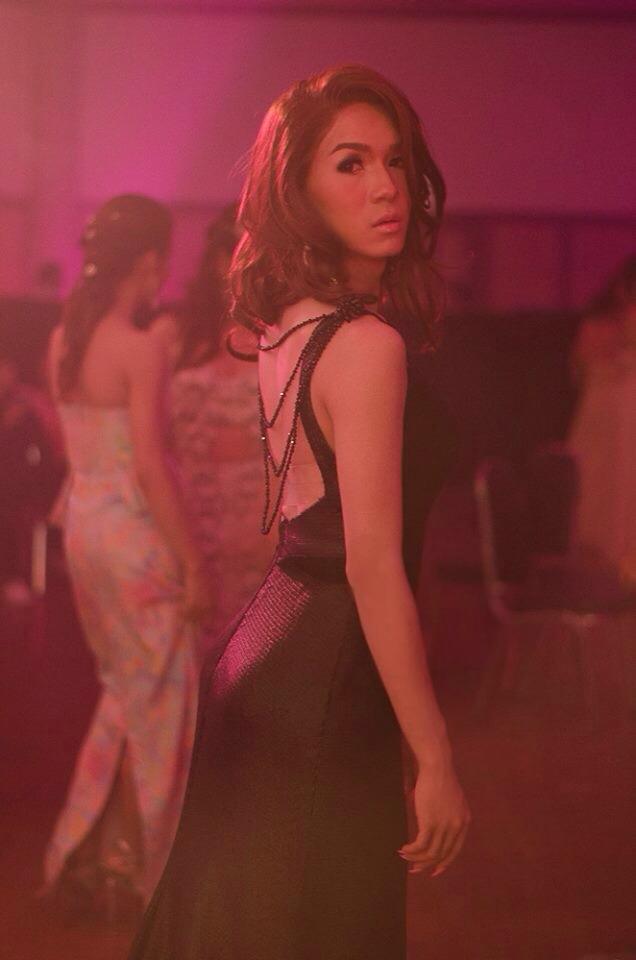 สาวสองศิลปากรทับแก้ว