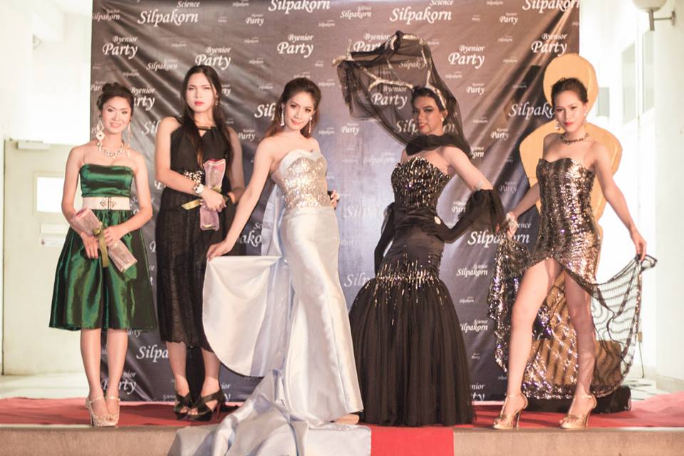 สาวสองศิลปากรทับแก้ว