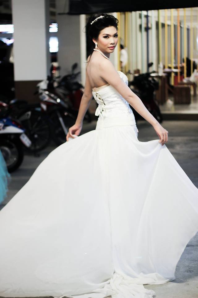 สาวสองศิลปากรทับแก้ว
