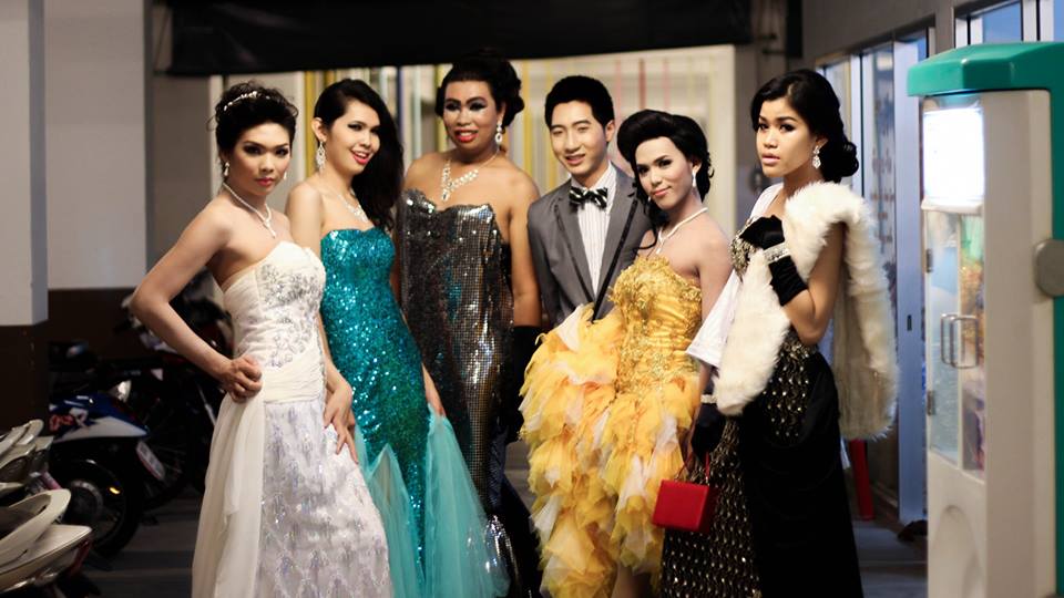 สาวสองศิลปากรทับแก้ว