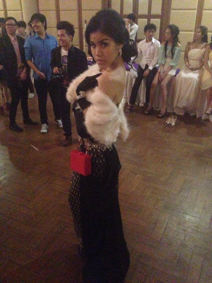 สาวสองศิลปากรทับแก้ว