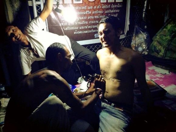 เต๊ะ ศตวรรษ นำแก้ผ้า ประชดตำรวจจับพยาบาลอาสาพกเสื้อเกราะ
