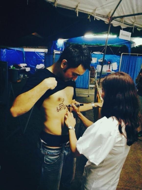 เต๊ะ ศตวรรษ นำแก้ผ้า ประชดตำรวจจับพยาบาลอาสาพกเสื้อเกราะ