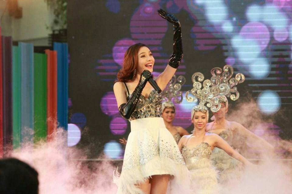 ภาพสวยๆ ของ หยก ธัญยกันต์ บนเวที 7สีคอนเสิร์ต