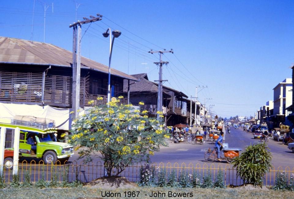 ถนนโพศรีทางออกไปสกลนครมองจากในวงเวียนน้ำพุ