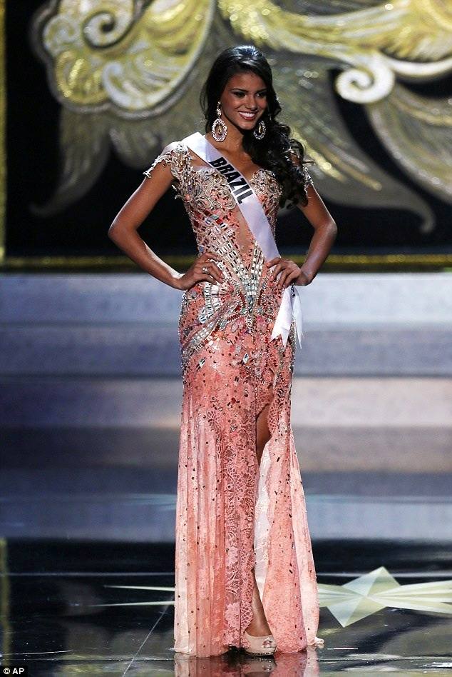 ใครใส่เดส ชุดนี้ออกมาใด้สวยกว่ากันระหว่าง jakelyne oliveira - VS - Leila lopes Miss universe 2011