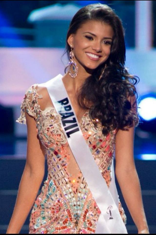 ใครใส่เดส ชุดนี้ออกมาใด้สวยกว่ากันระหว่าง jakelyne oliveira - VS - Leila lopes Miss universe 2011