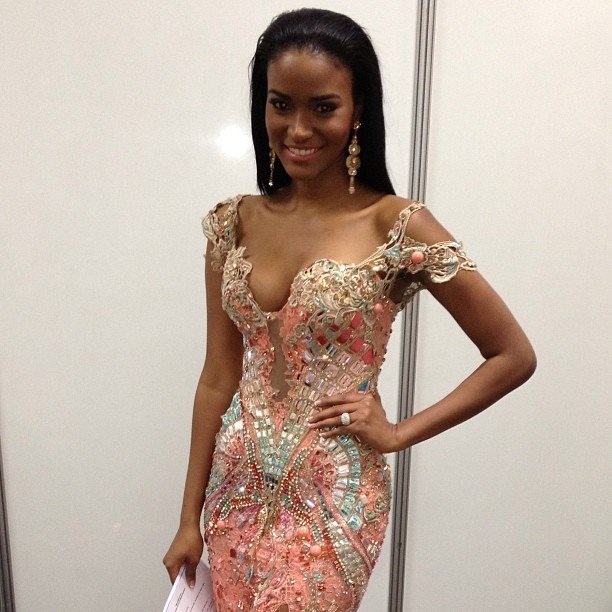 ใครใส่เดส ชุดนี้ออกมาใด้สวยกว่ากันระหว่าง jakelyne oliveira - VS - Leila lopes Miss universe 2011