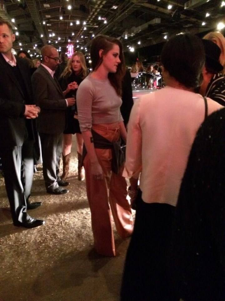ชมพู่ อารยา VS - Kristen Stewart ใครแต่งลุคนี้ ออกมาได้สวยและเริ่ดกว่ากัน ??????