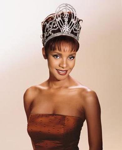 Mpule Kwelagobe Miss Universe 1999