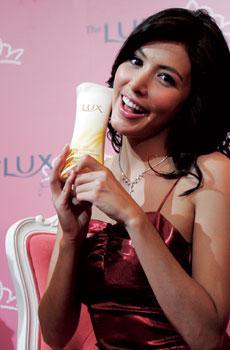 รวม" พรีเซ็นเตอร์ ลักษ์ " บรรดาชุ๊ปส์ตาร์ ลูกครื่ง สาวลักษ์ LUX thailand