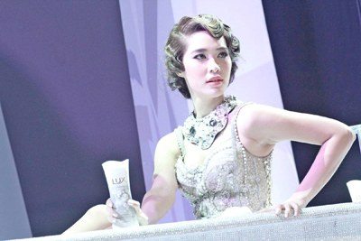 รวม" พรีเซ็นเตอร์ ลักษ์ " บรรดาชุ๊ปส์ตาร์ ลูกครื่ง สาวลักษ์ LUX thailand