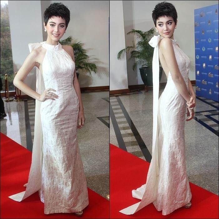 ใคร Copy ใครดูกันเอาเอง!!! ใหม่ ดาวิกา VS Nicole Kidman the red dress on carpet Osscar 2012!!!!!!