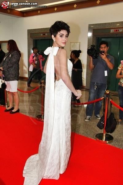 ใคร Copy ใครดูกันเอาเอง!!! ใหม่ ดาวิกา VS Nicole Kidman the red dress on carpet Osscar 2012!!!!!!