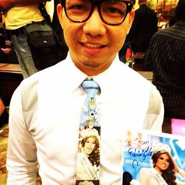 แฟนนางงามฟิลิปปินส์ ผูกเนกไทรูป Miss Universe ขอลายเซนนางงามตัวจริง