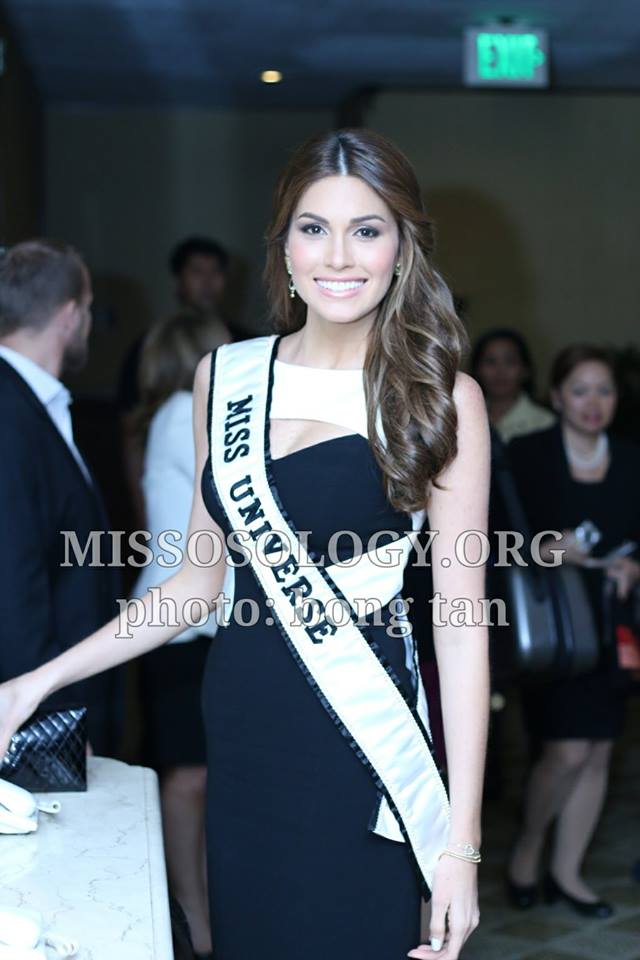 แฟนนางงามฟิลิปปินส์ ผูกเนกไทรูป Miss Universe ขอลายเซนนางงามตัวจริง