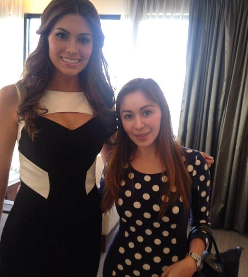 แฟนนางงามฟิลิปปินส์ ผูกเนกไทรูป Miss Universe ขอลายเซนนางงามตัวจริง