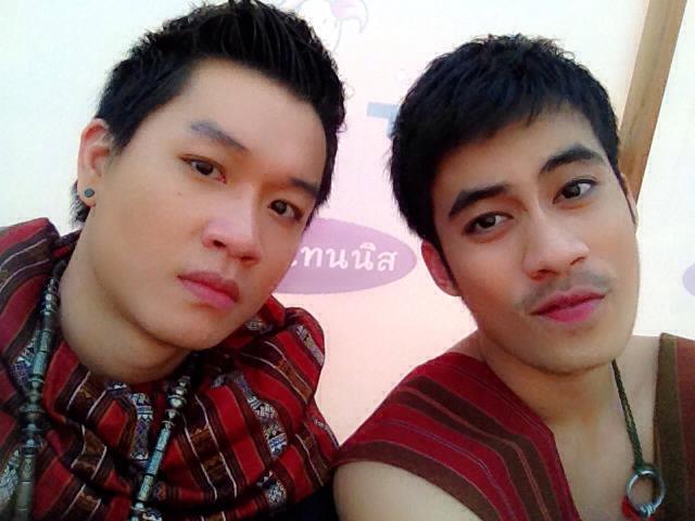 เด็กน้อย มอ ขอนแก่น By รองเท้าผ้าใบ