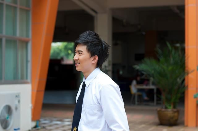 เด็กน้อย มอ ขอนแก่น By รองเท้าผ้าใบ