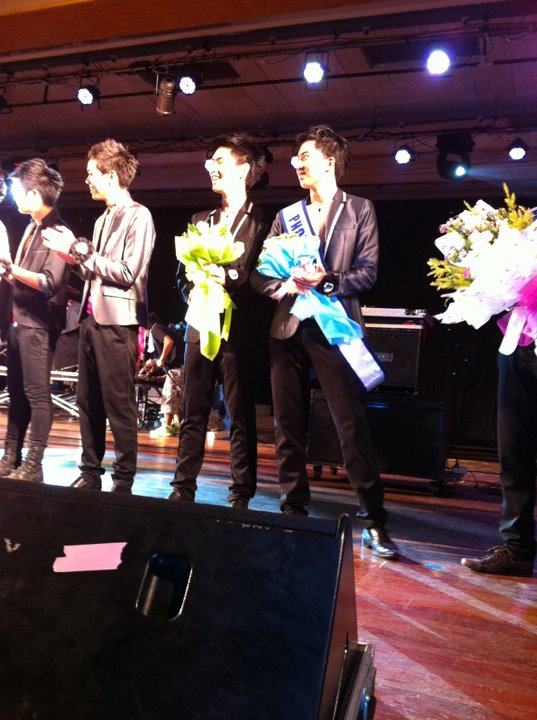 เด็กน้อย มอ ขอนแก่น By รองเท้าผ้าใบ