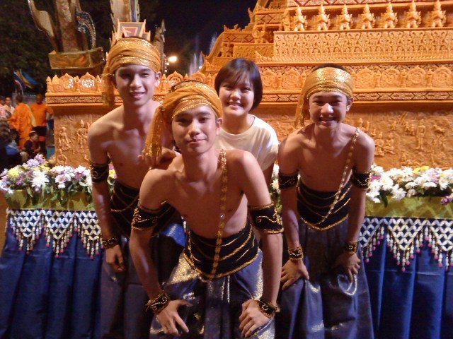 เด็กน้อย มอ ขอนแก่น By รองเท้าผ้าใบ