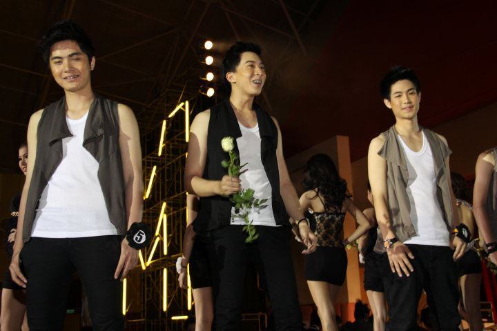 เด็กน้อย มอ ขอนแก่น By รองเท้าผ้าใบ