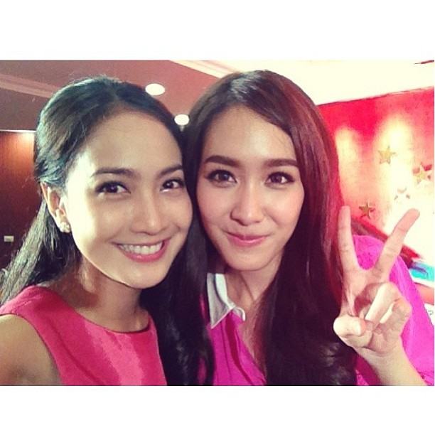 มาดูเวลาดาราช่อง 3 และ 7 เขาถ่ายรูปด้วยกันดีกว่า ออร่าซุปตาร์เจิดๆทั้งน้าน.