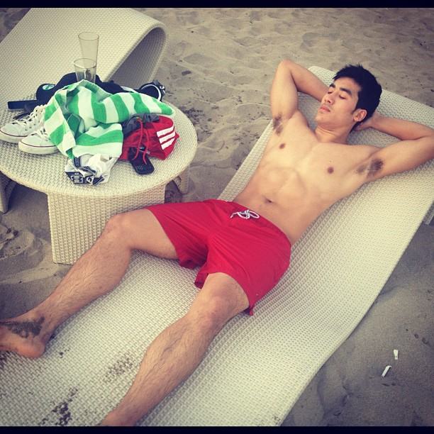 นอนสาหล่าหลับตาบาสิกล่อม  ถ้าอ้ายนอนบาสิกินกล้วย @บารวี 136