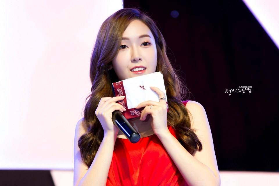 Jessica ชุดสีแดงสวย ><'